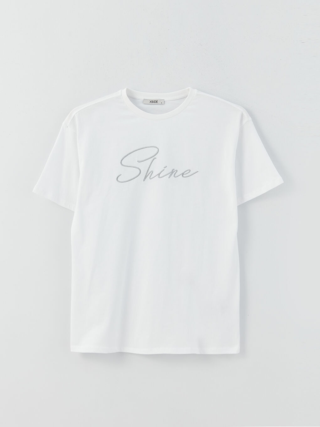 Beyaz Bisiklet Yaka Nakışlı Kısa Kollu Kadın Tişört-4