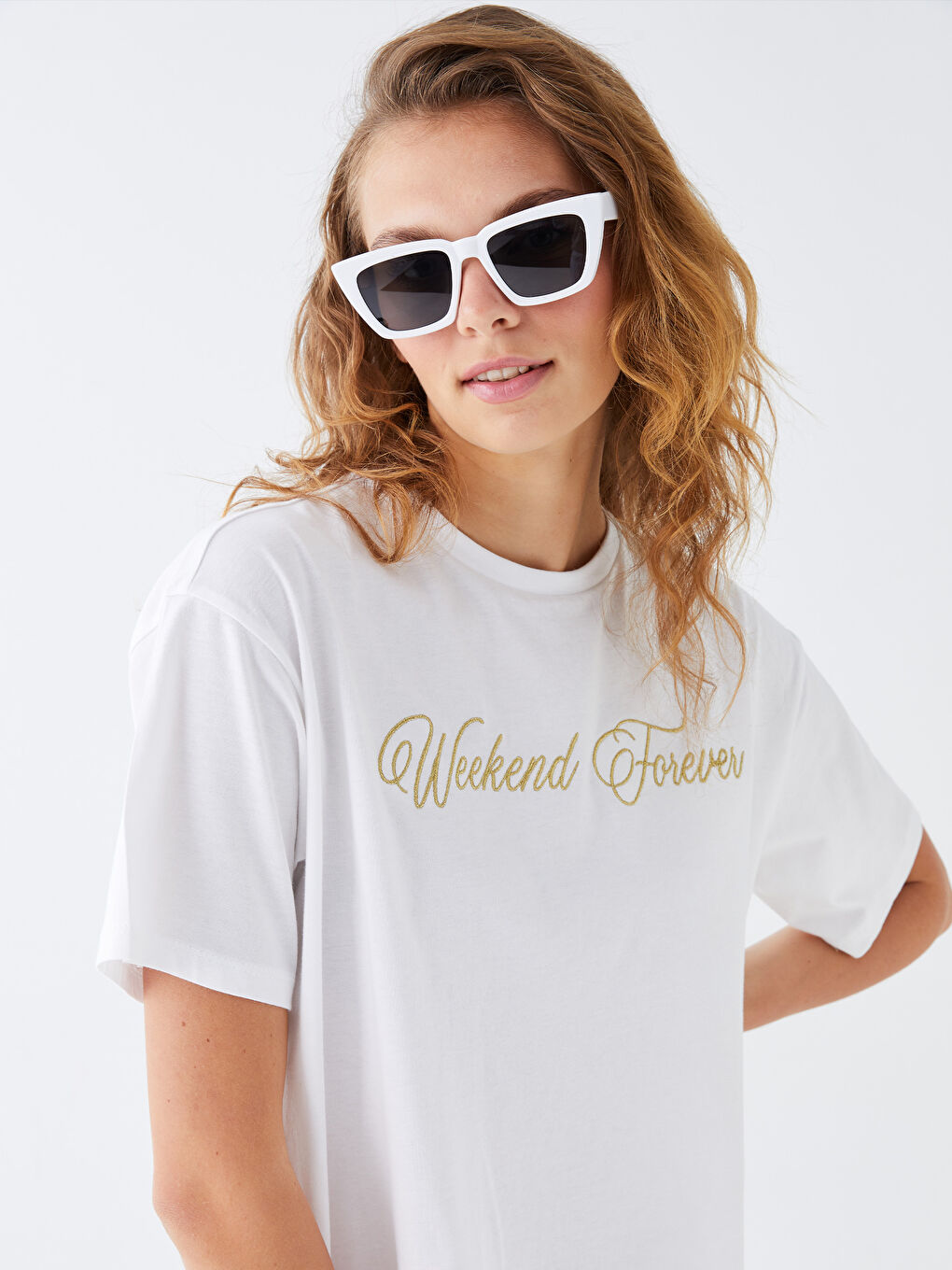 Beyaz Bisiklet Yaka Nakışlı Kısa Kollu Kadın Tişört