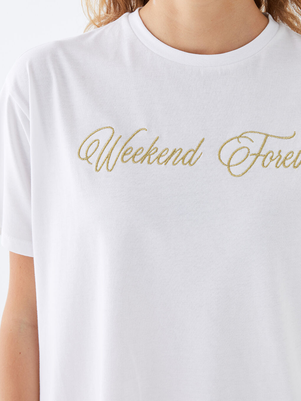 Beyaz Bisiklet Yaka Nakışlı Kısa Kollu Kadın Tişört-3