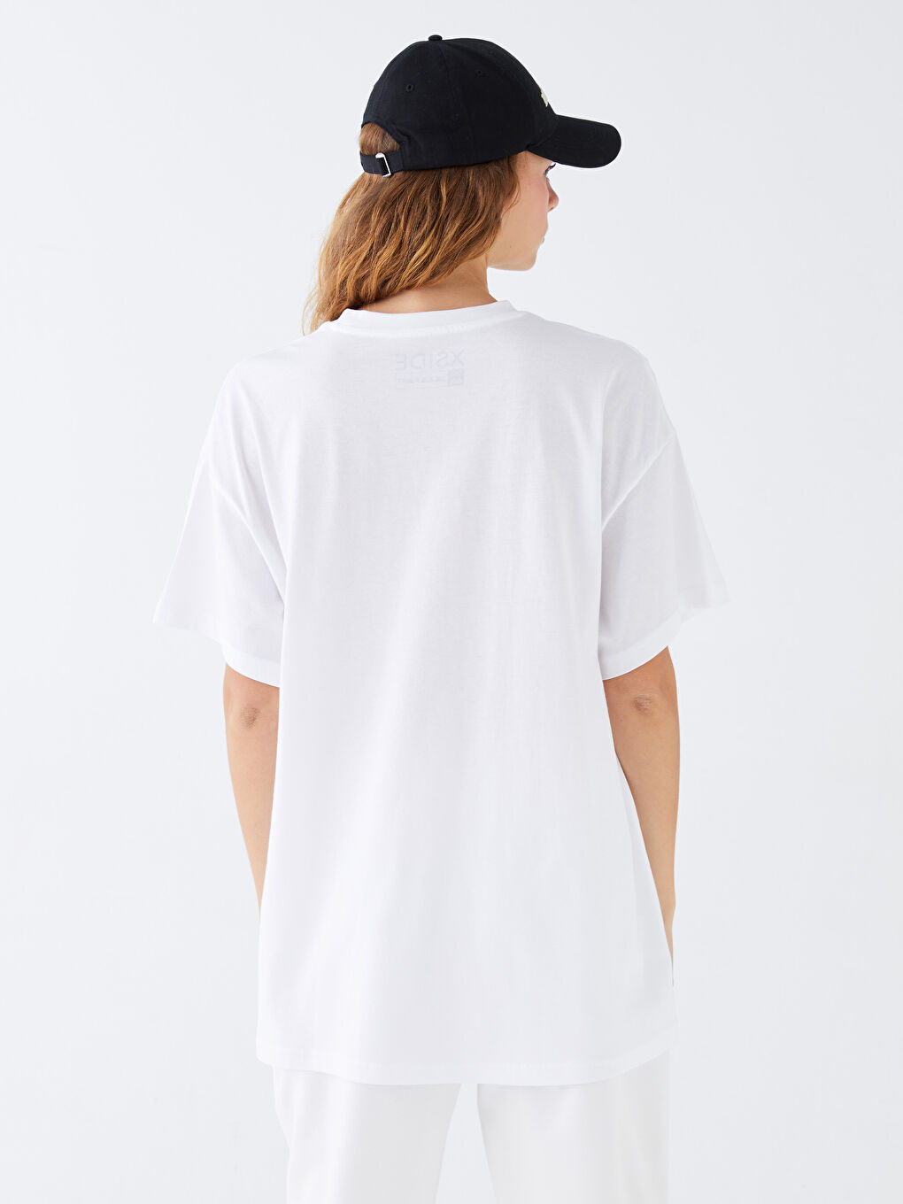 Beyaz Bisiklet Yaka Baskılı Kısa Kollu Kadın Tişört-4