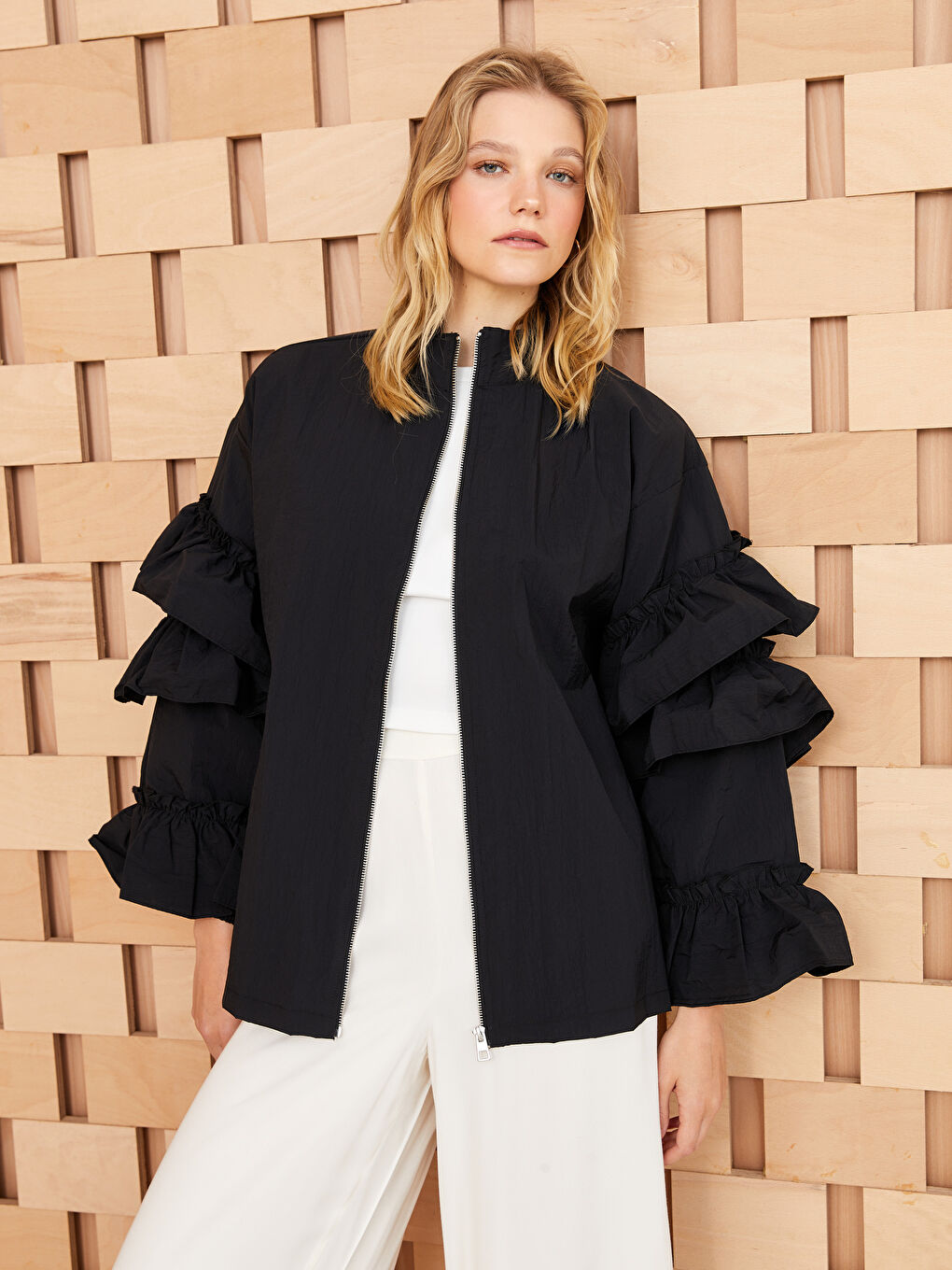 Siyah Dik Yaka Fırfır Detaylı Uzun Kollu Oversize Kadın Tunik-1