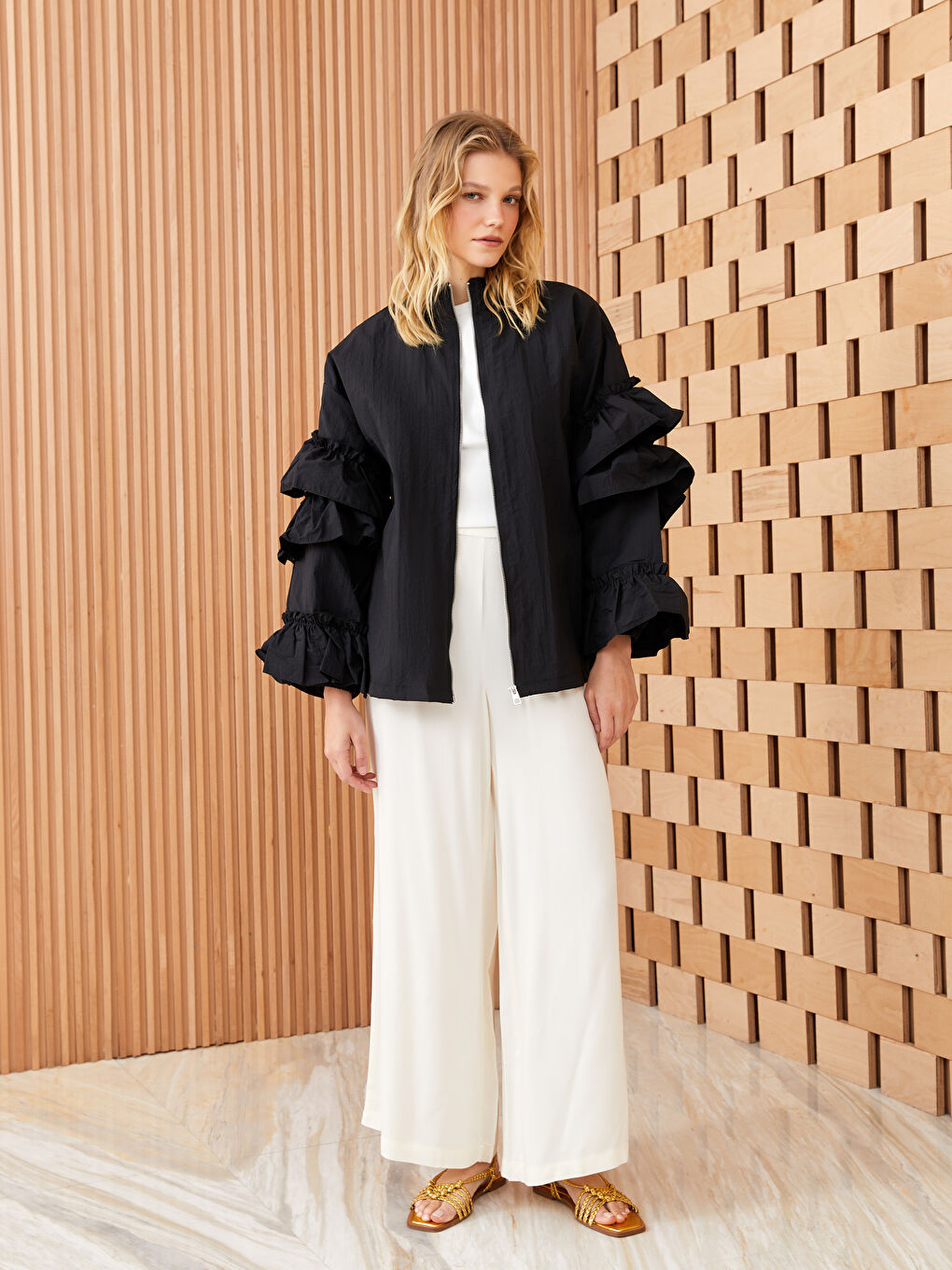 Siyah Dik Yaka Fırfır Detaylı Uzun Kollu Oversize Kadın Tunik-3