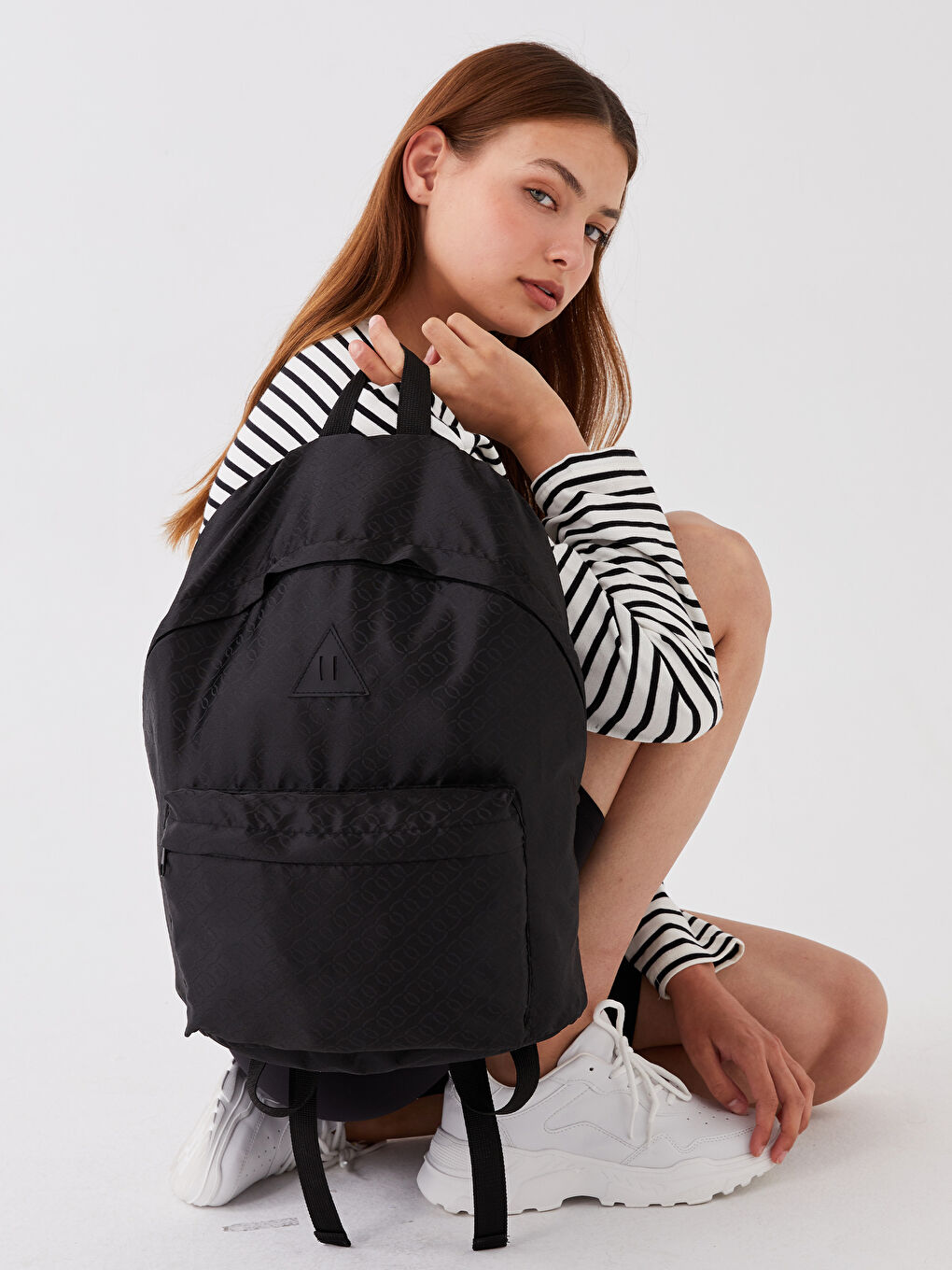 Siyah Etiket Baskılı Kadın Sırt Çantası