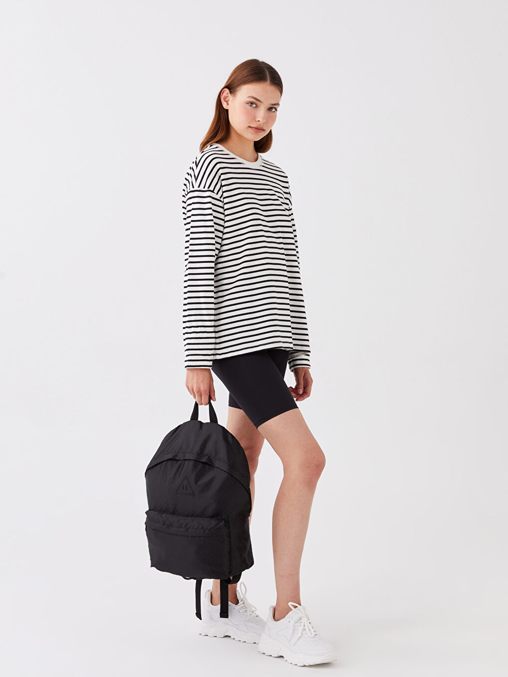 Siyah Etiket Baskılı Kadın Sırt Çantası-1