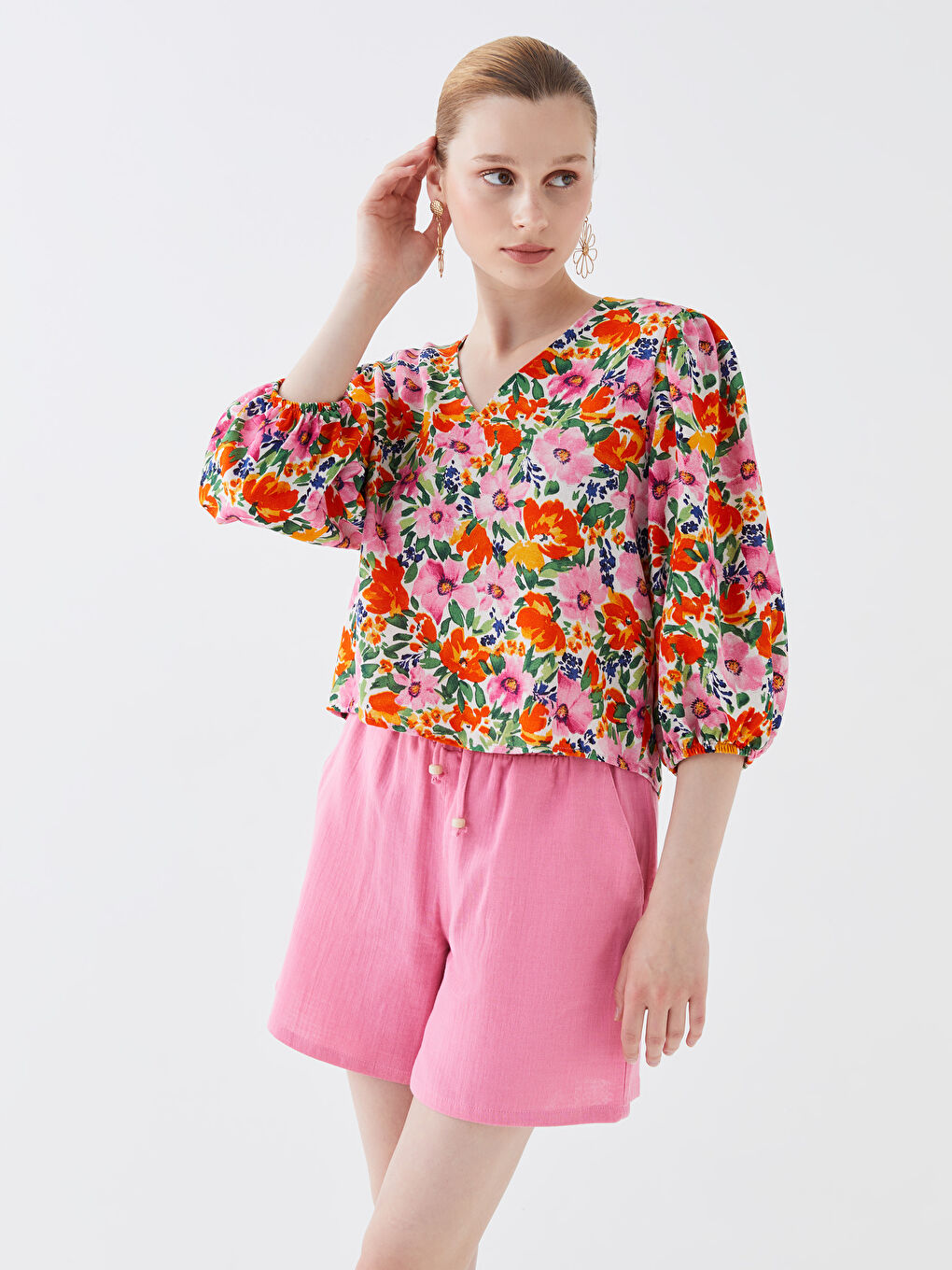 V-ს ფორმის დეკოლტე ყვავილოვანი ლინენის ნაზავი ქალებისთვის ბლუზი-1