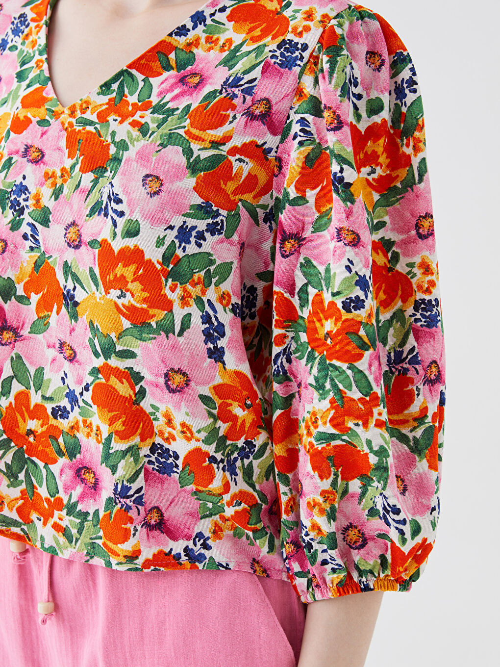 V-ს ფორმის დეკოლტე ყვავილოვანი ლინენის ნაზავი ქალებისთვის ბლუზი-3