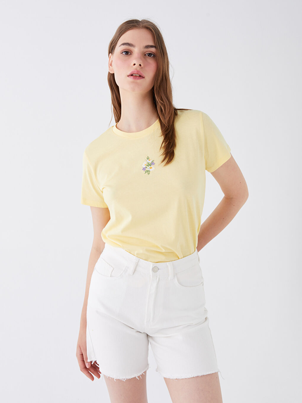 Sarı Bisiklet Yaka Nakışlı Kısa Kollu Kadın Tişört