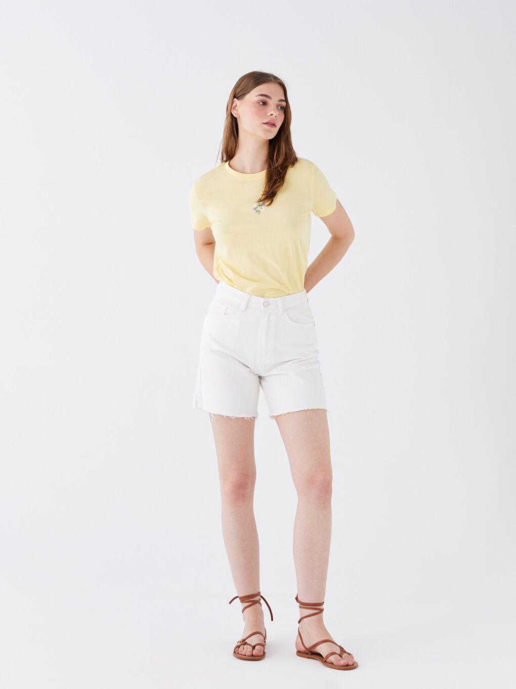 Sarı Bisiklet Yaka Nakışlı Kısa Kollu Kadın Tişört-1