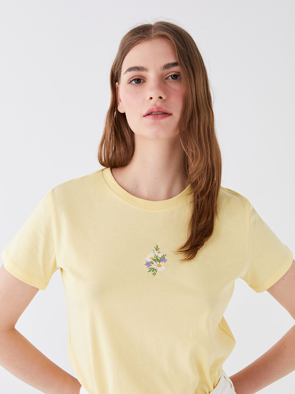 Sarı Bisiklet Yaka Nakışlı Kısa Kollu Kadın Tişört-2