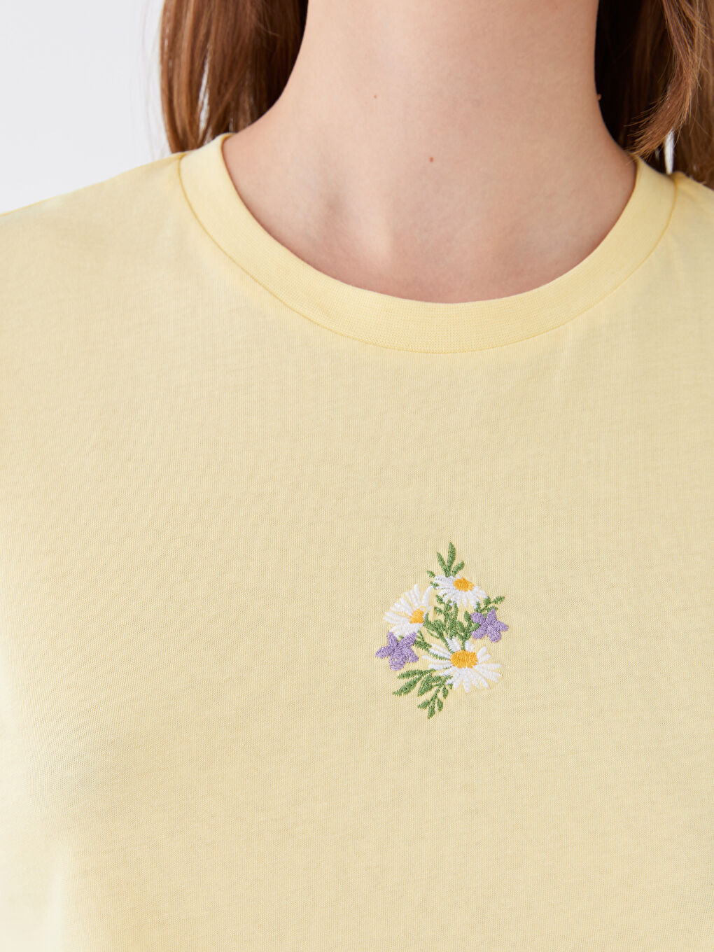 Sarı Bisiklet Yaka Nakışlı Kısa Kollu Kadın Tişört-3