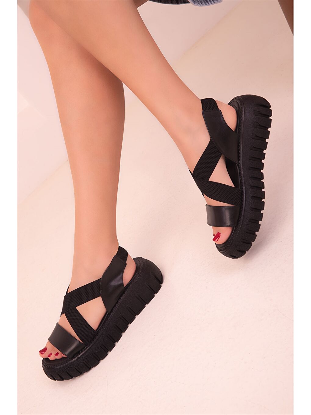 Siyah Deri Görünümlü Kalın Taban Kadın Sandalet-2