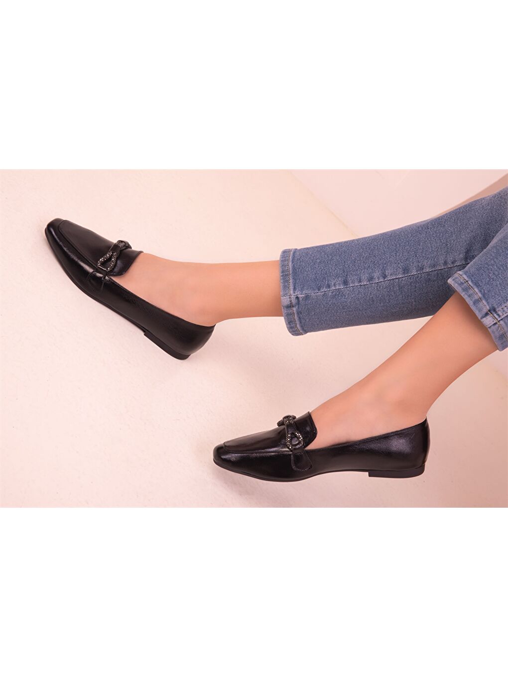 Siyah Deri Görünümlü Aplike Detaylı Kadın Babet-3