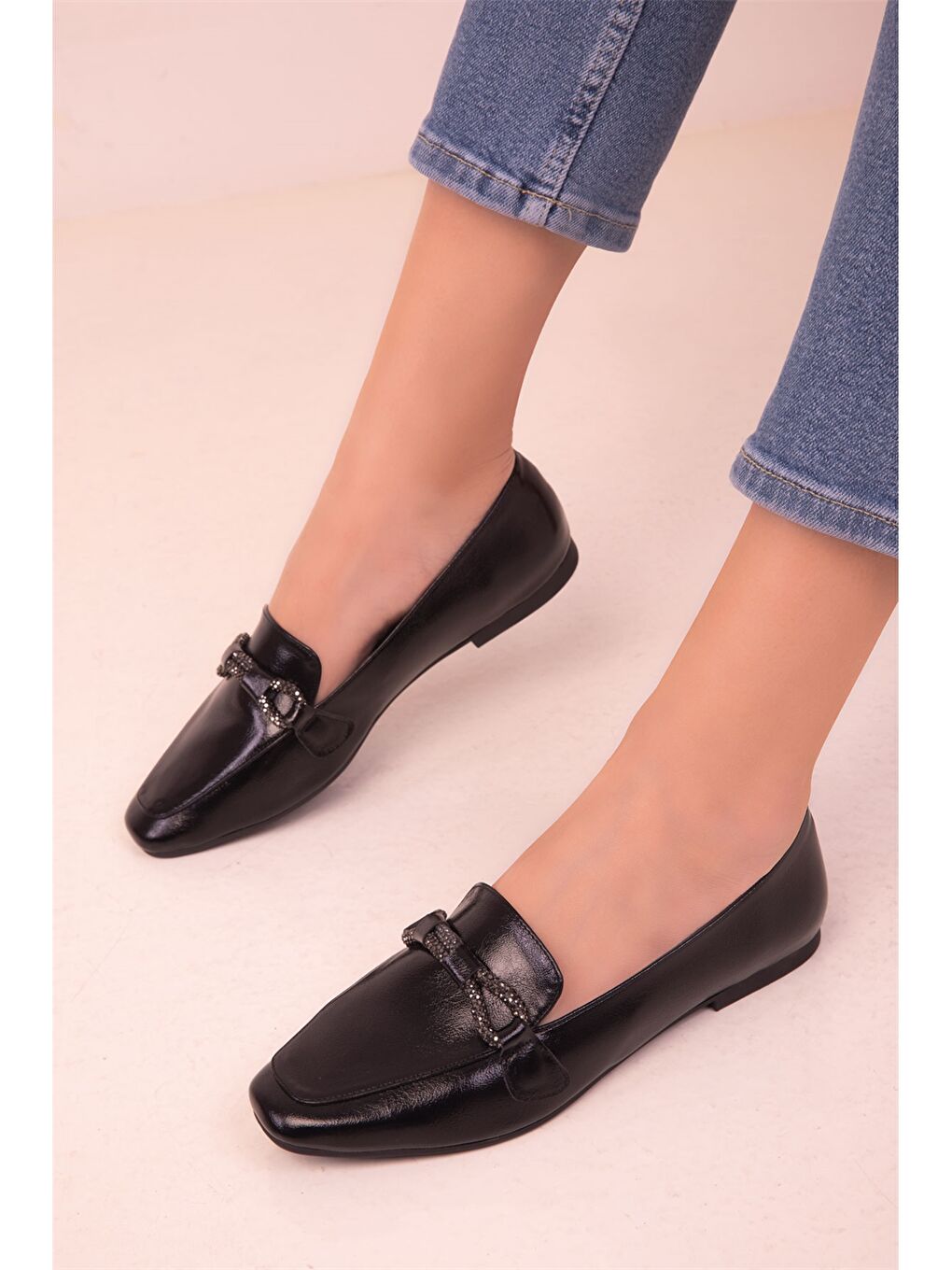 Siyah Deri Görünümlü Aplike Detaylı Kadın Babet-2