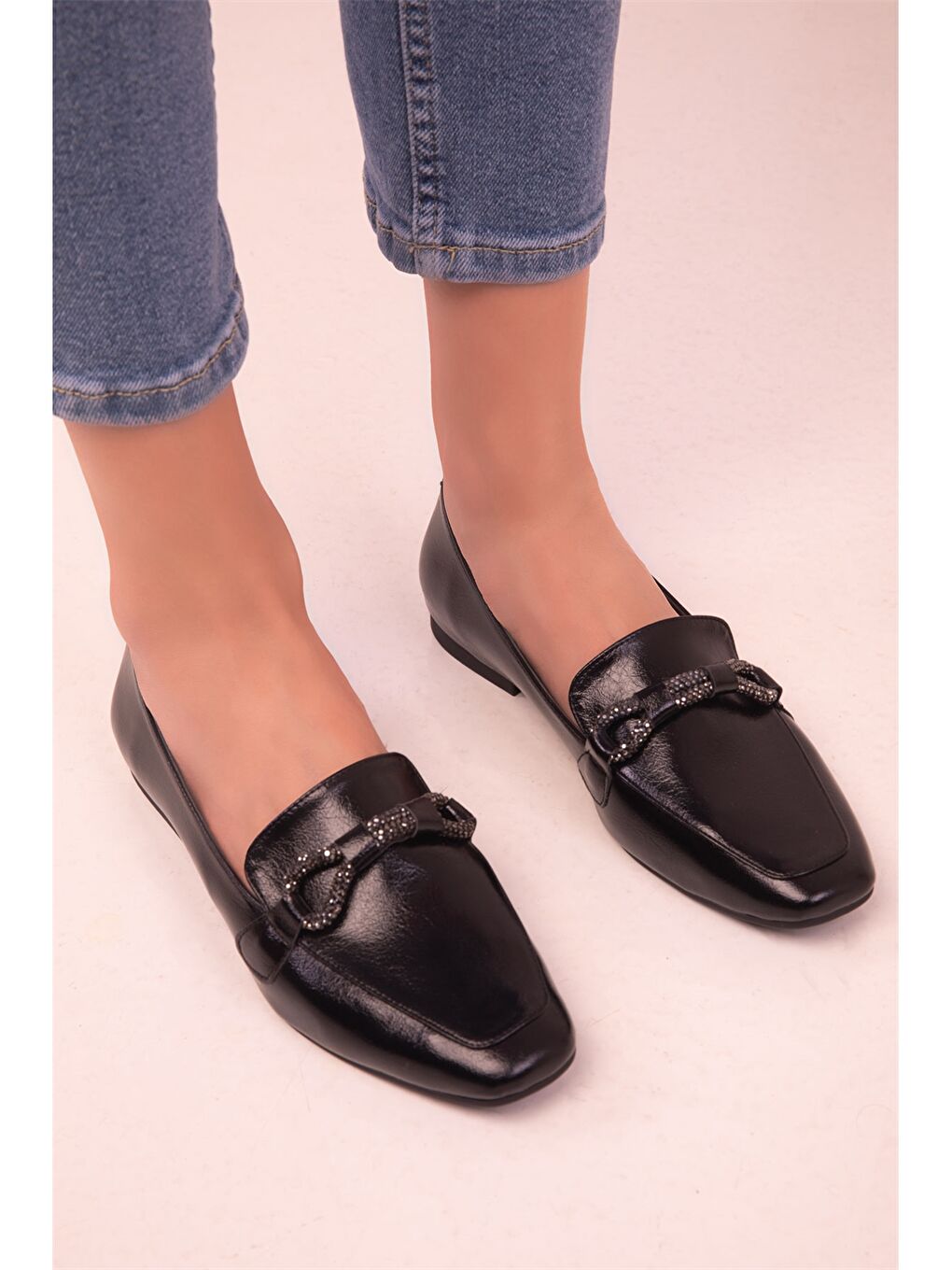 Siyah Deri Görünümlü Aplike Detaylı Kadın Babet-1