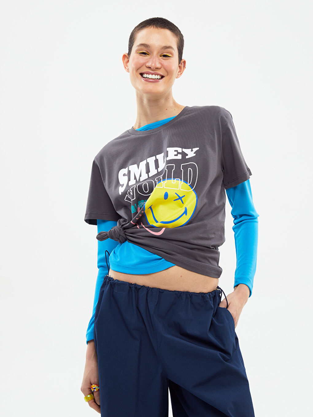 Siyah Bisiklet Yaka Baskılı Kısa Kollu Kadın Tişört-1