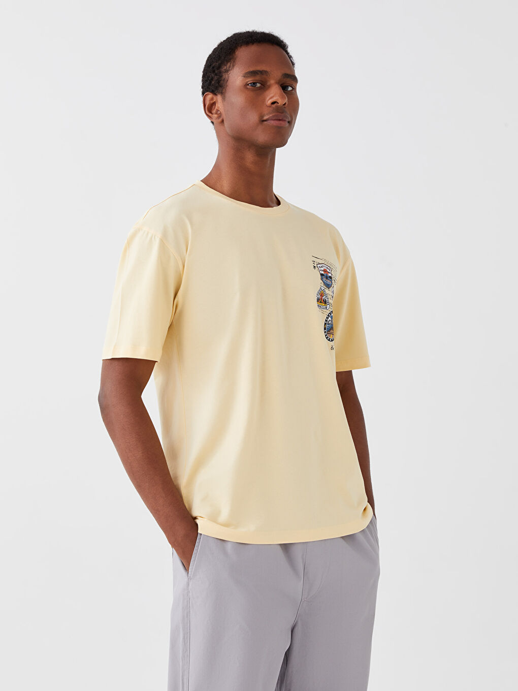 Bej Bisiklet Yaka Kısa Kollu Baskılı Penye Erkek Tişört