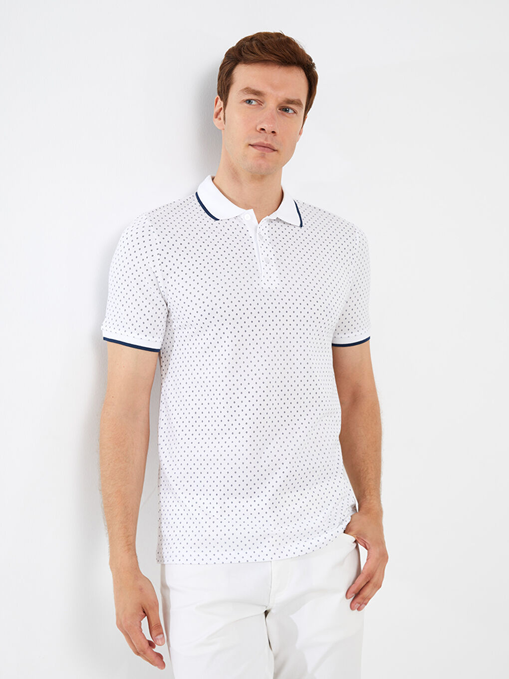 Beyaz Polo Yaka Kısa Kollu Desenli Erkek Tişört