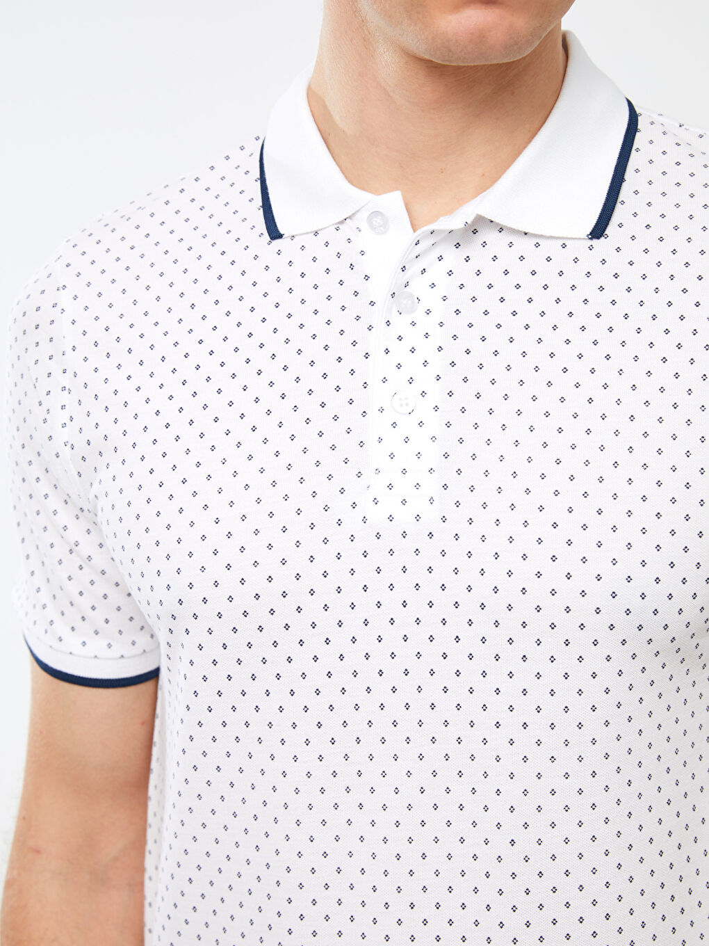 Beyaz Polo Yaka Kısa Kollu Desenli Erkek Tişört-3