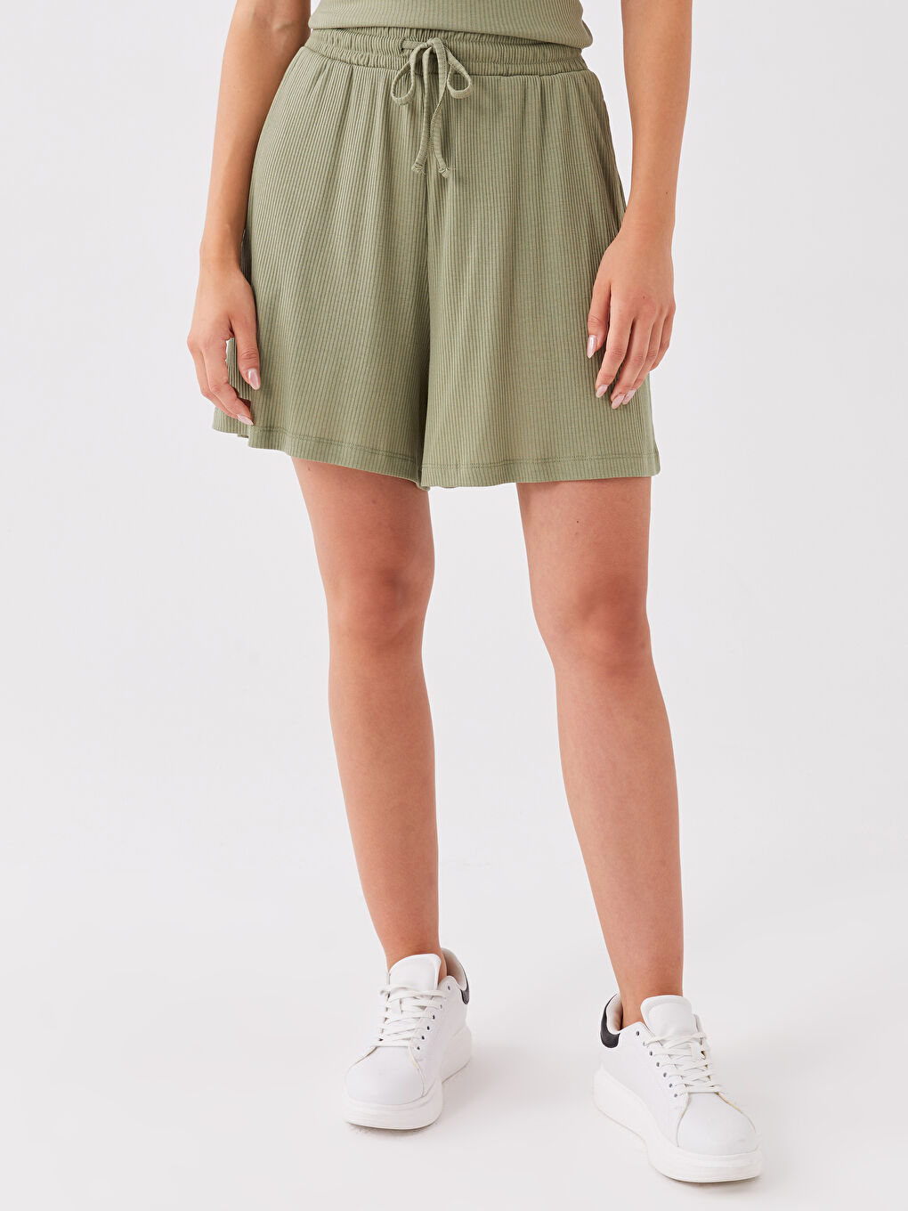 Yeşil Beli Lastikli Rahat Kalıp Kadın Şort-2
