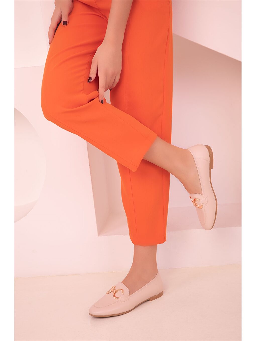 Bej Deri Görünümlü Aplike Detaylı Kadın Babet