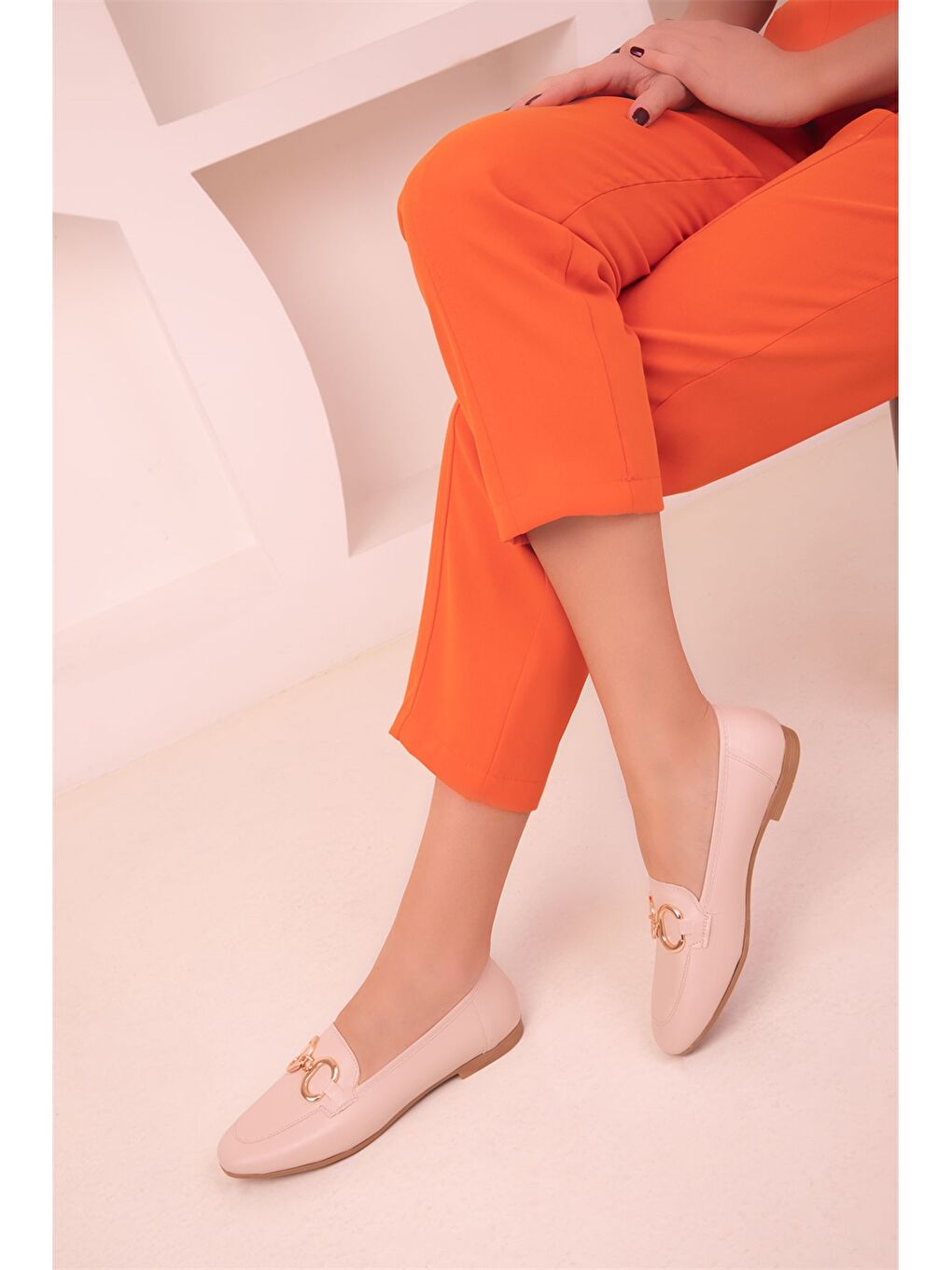 Bej Deri Görünümlü Aplike Detaylı Kadın Babet-1