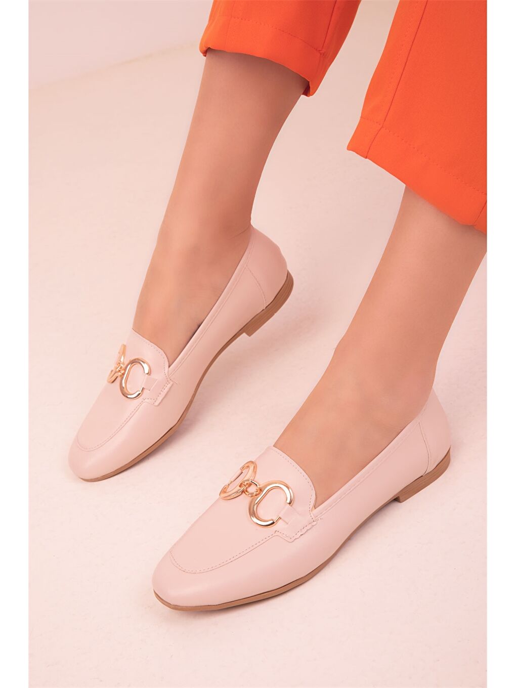 Bej Deri Görünümlü Aplike Detaylı Kadın Babet-2