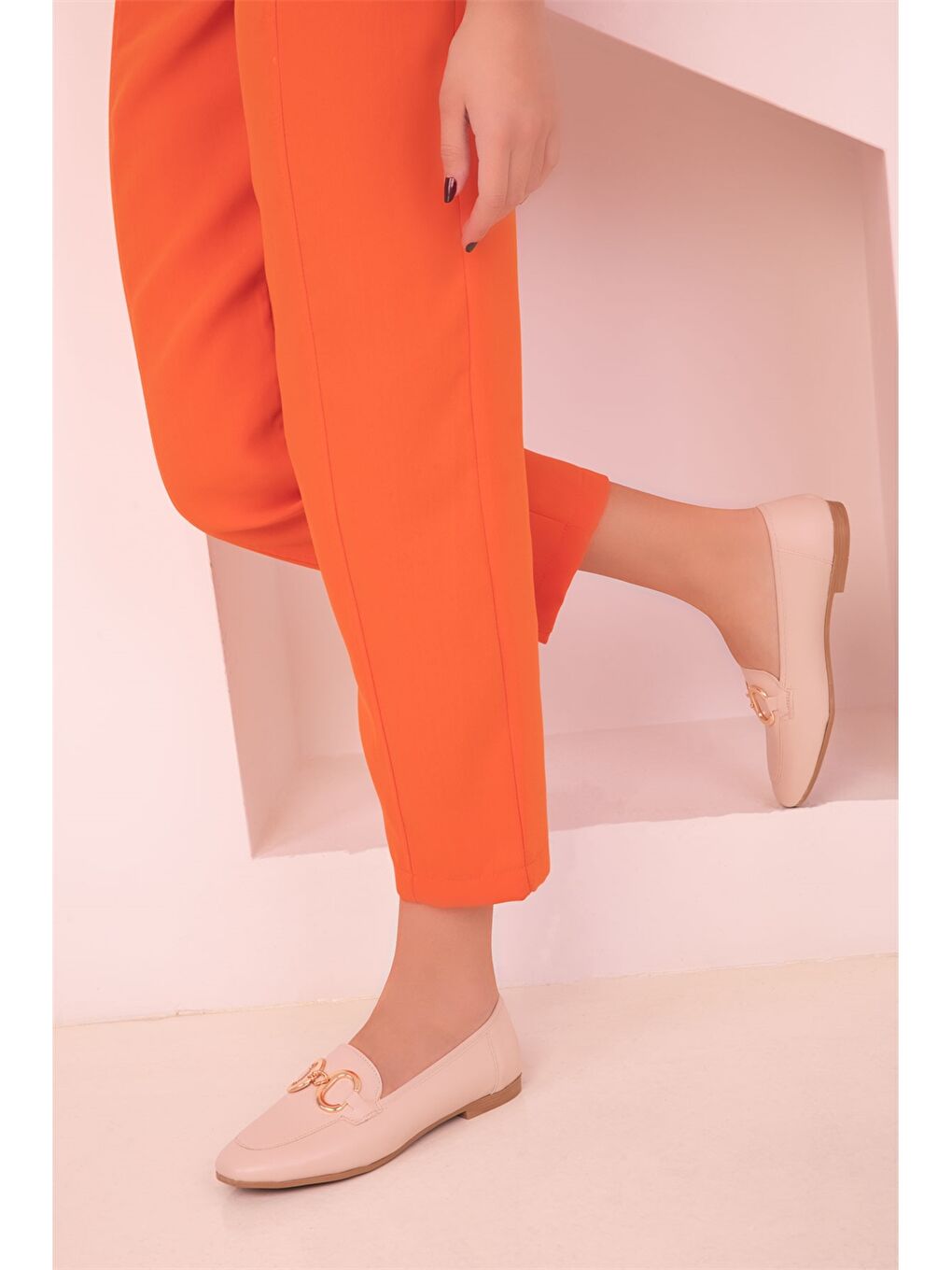 Bej Deri Görünümlü Aplike Detaylı Kadın Babet-3