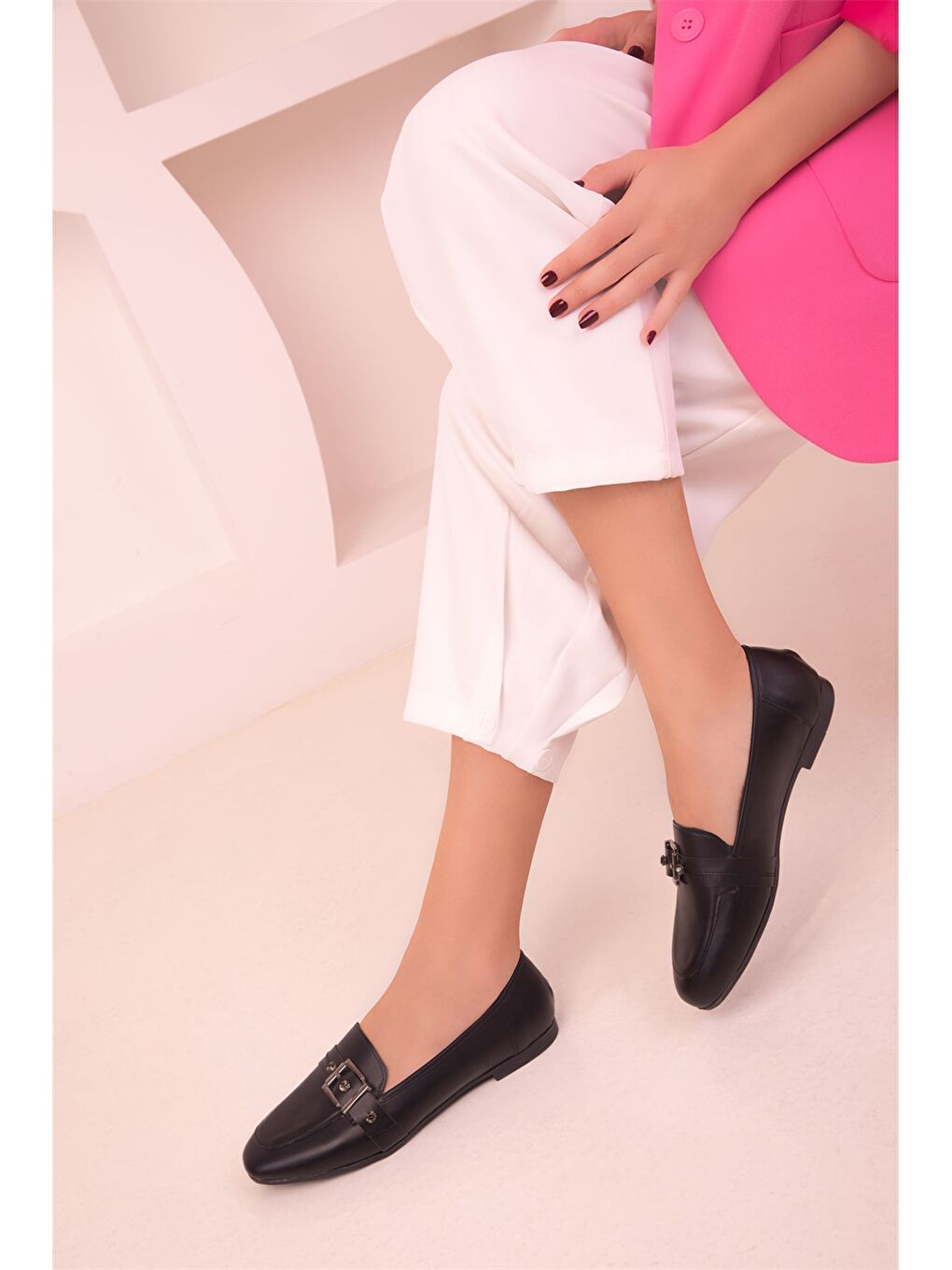 Siyah Deri Görünümlü Toka Detaylı Kadın Babet