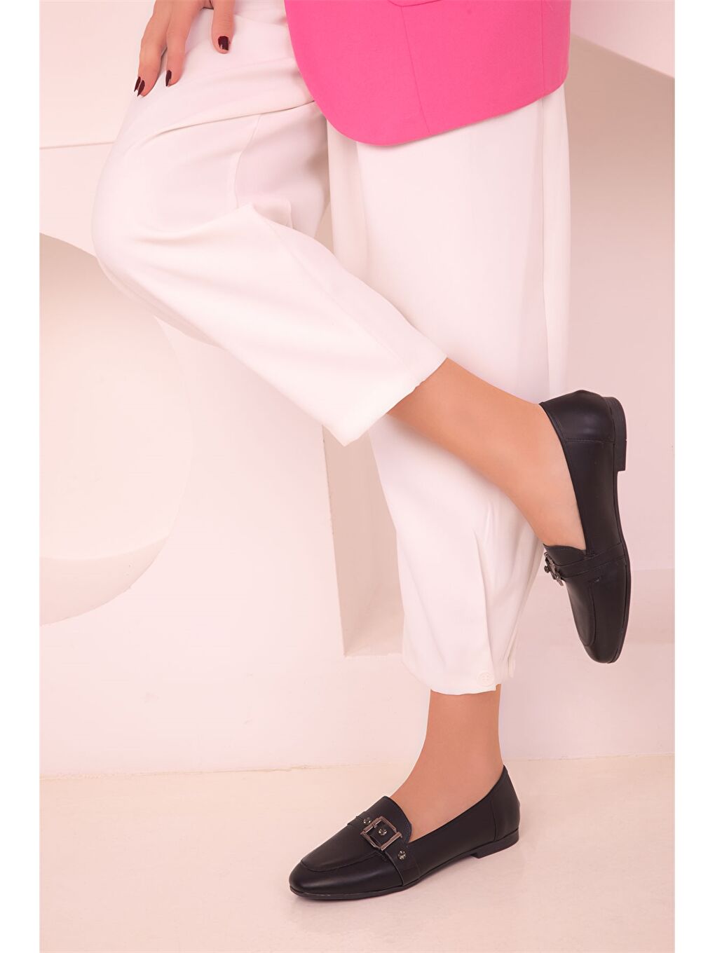 Siyah Deri Görünümlü Toka Detaylı Kadın Babet-1