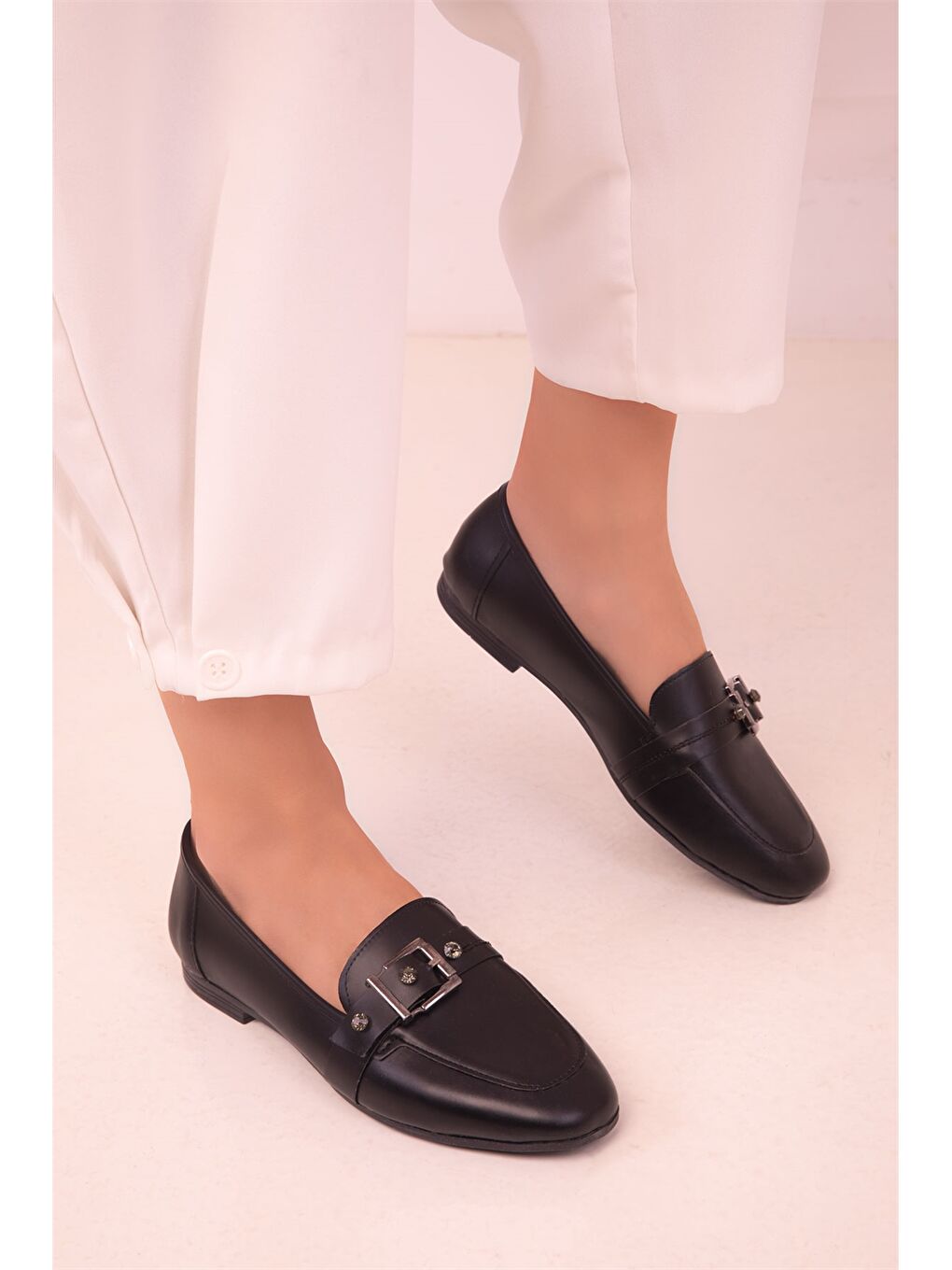 Siyah Deri Görünümlü Toka Detaylı Kadın Babet-2