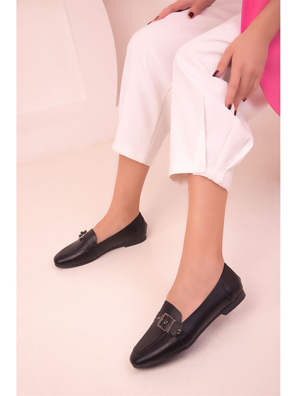 Siyah Deri Görünümlü Toka Detaylı Kadın Babet-3