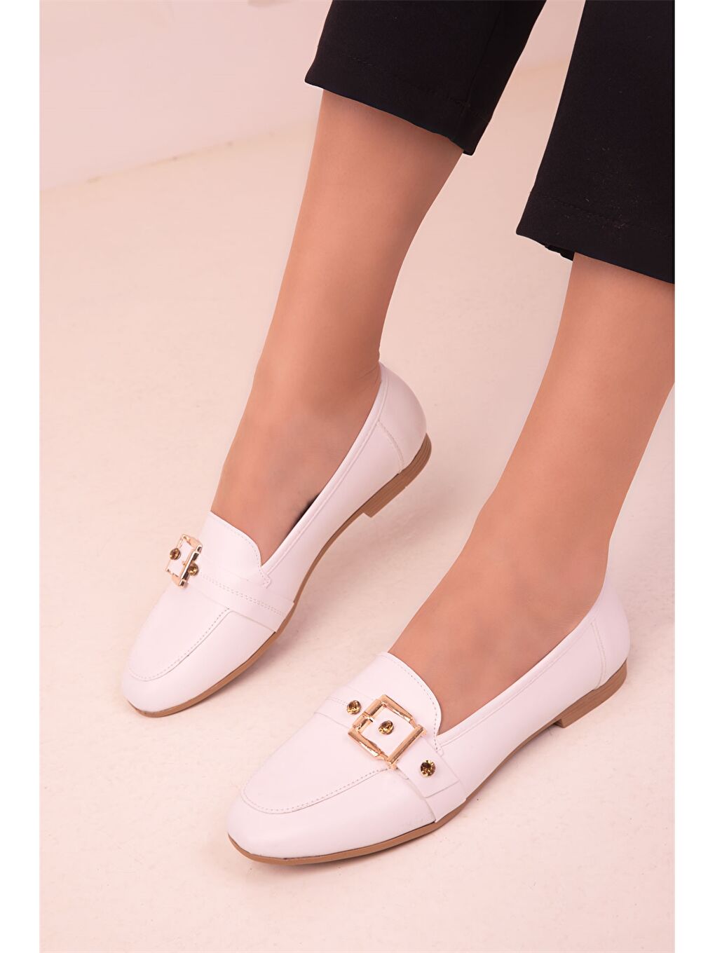 Beyaz Deri Görünümlü Toka Detaylı Kadın Babet-1