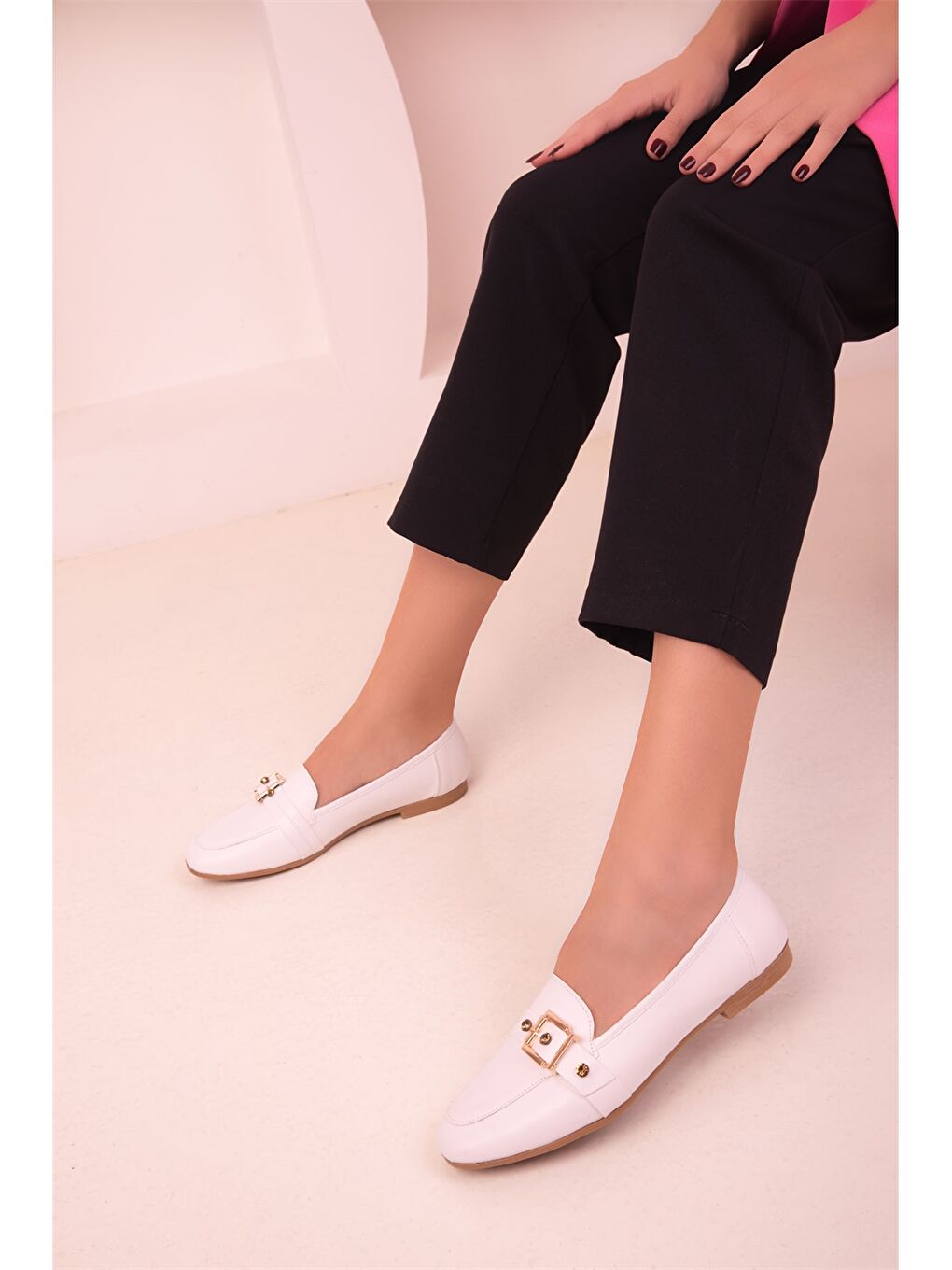 Beyaz Deri Görünümlü Toka Detaylı Kadın Babet-3