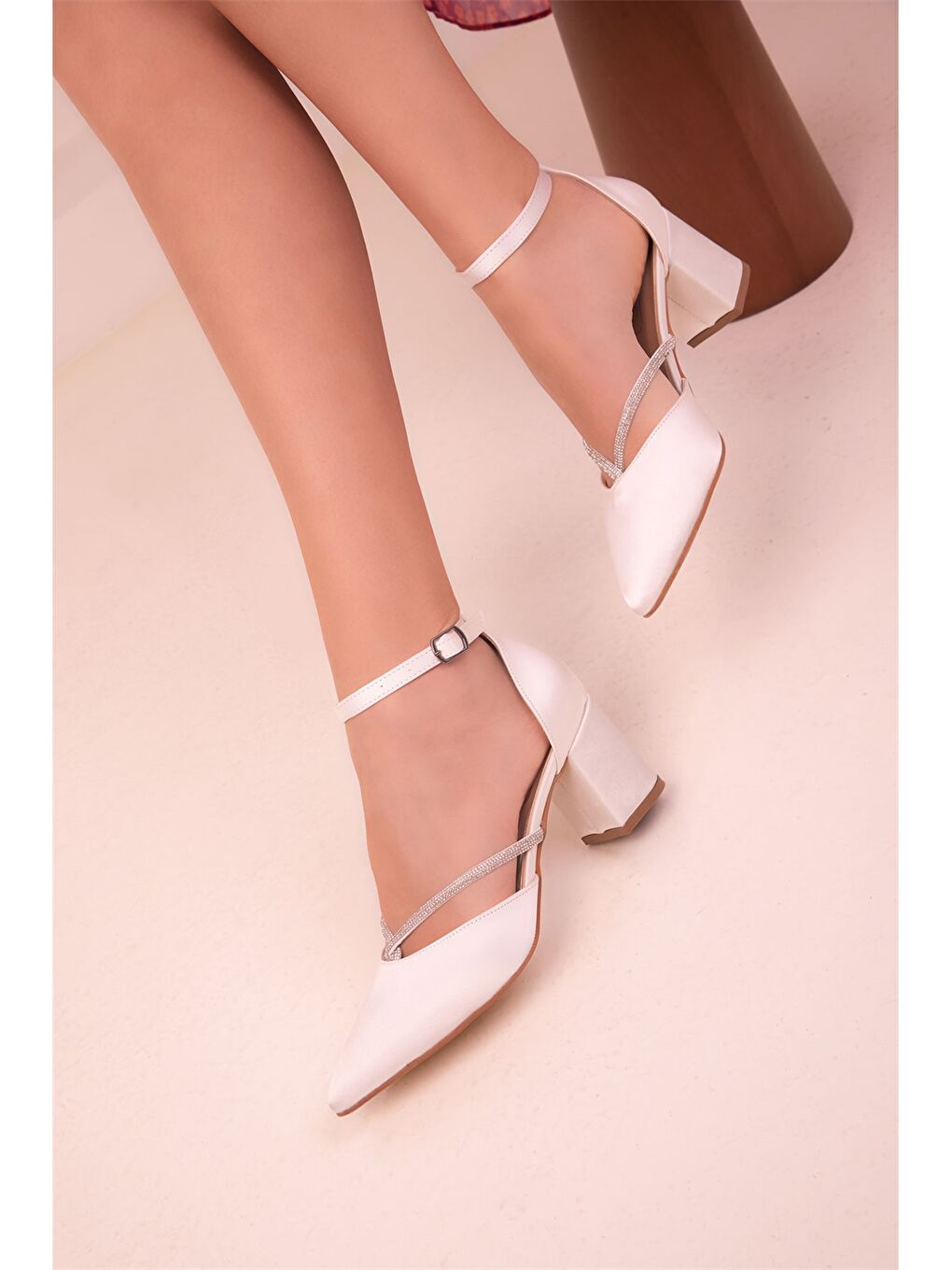 Beyaz Sivri Burun Kadın Topuklu Ayakkabı-2