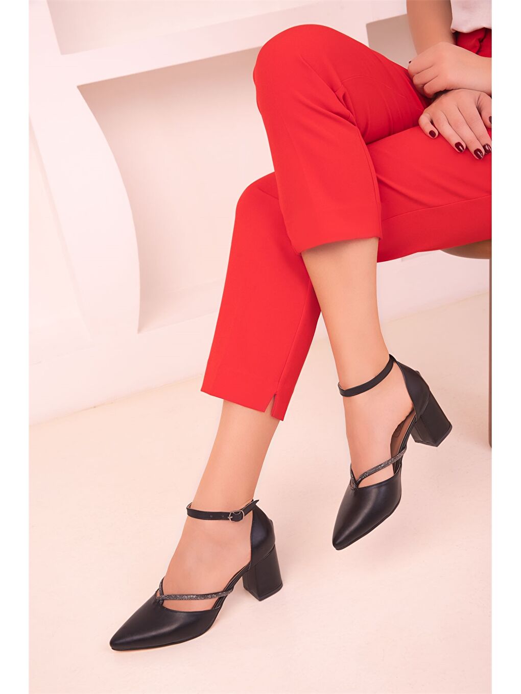 Siyah Sivri Burun Kadın Topuklu Ayakkabı