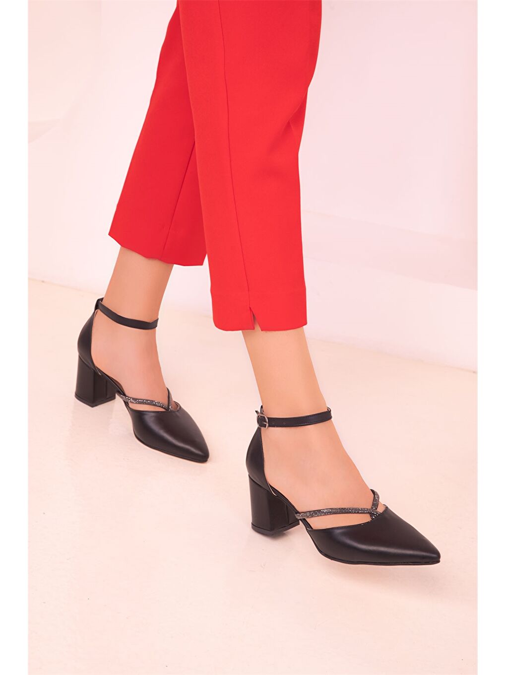 Siyah Sivri Burun Kadın Topuklu Ayakkabı-1