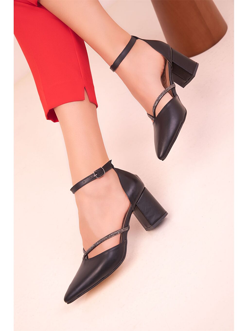 Siyah Sivri Burun Kadın Topuklu Ayakkabı-3