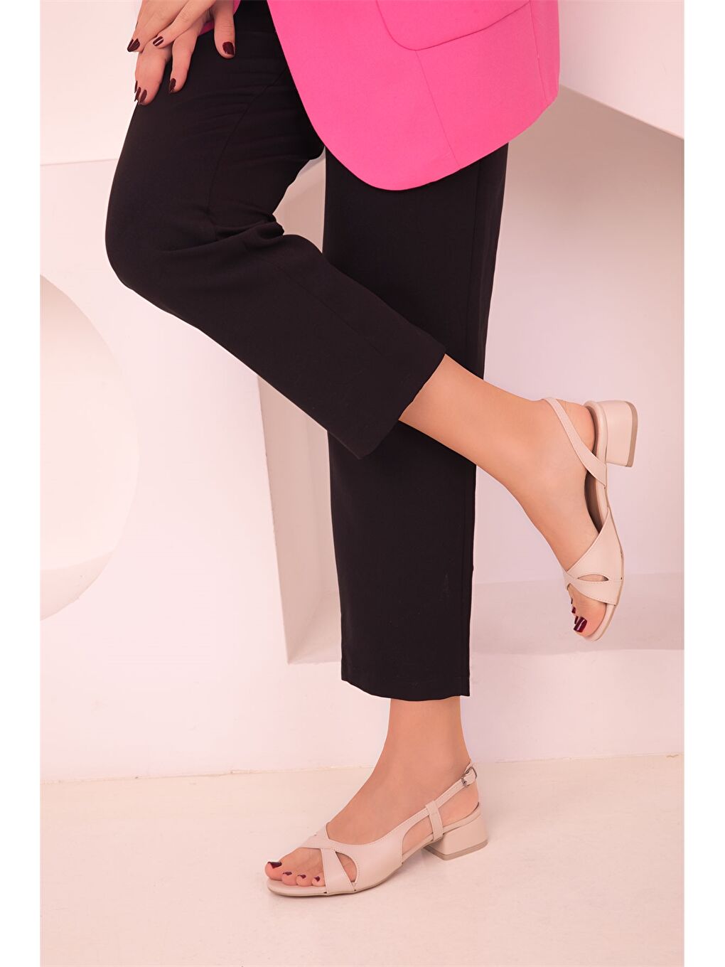 Bej Deri Görünümlü Topuklu Kadın Sandalet