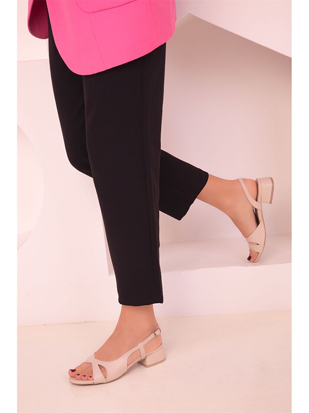 Bej Deri Görünümlü Topuklu Kadın Sandalet-2