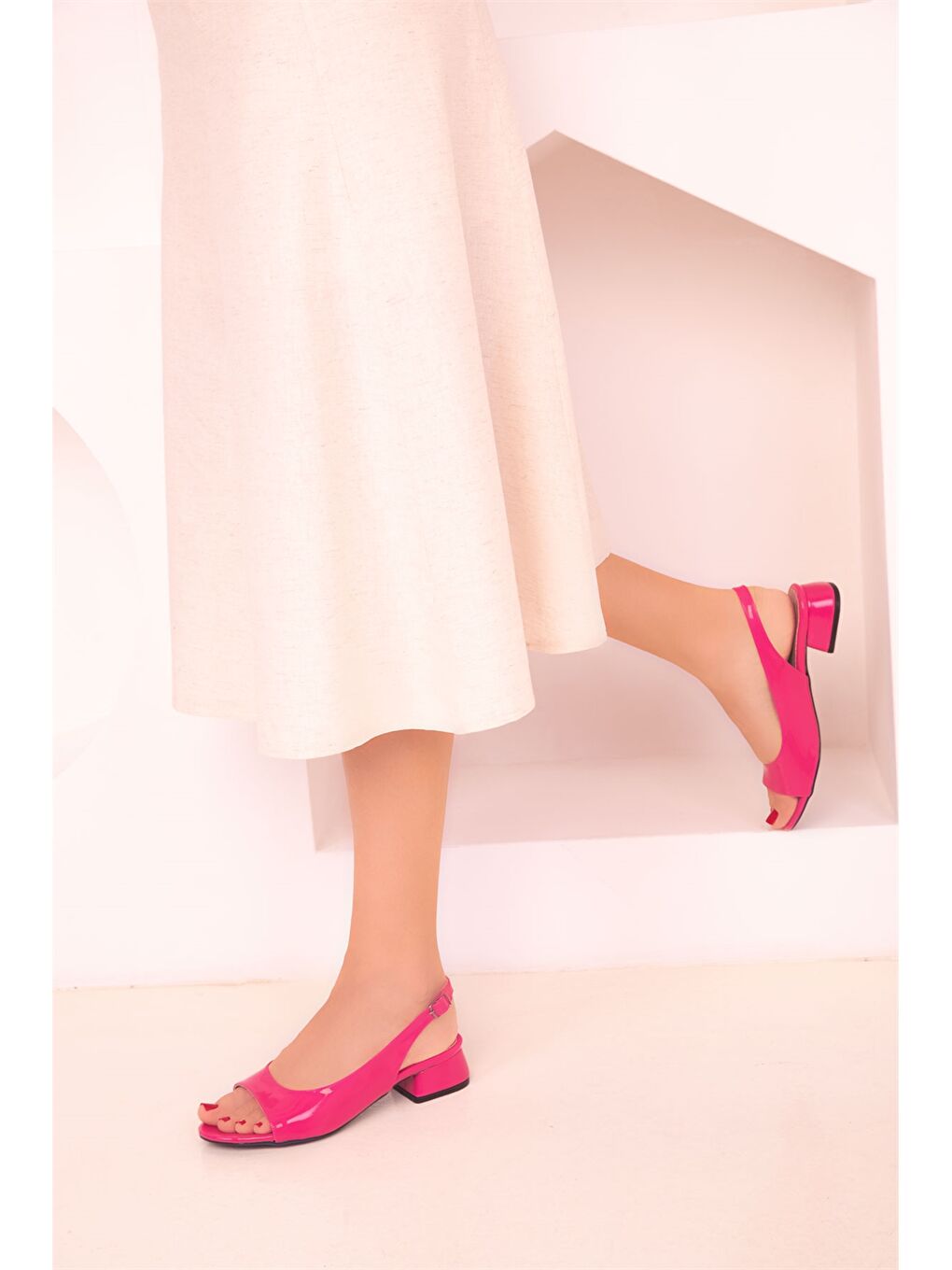 Fuşya Deri Görünümlü Topuklu Kadın Sandalet-1
