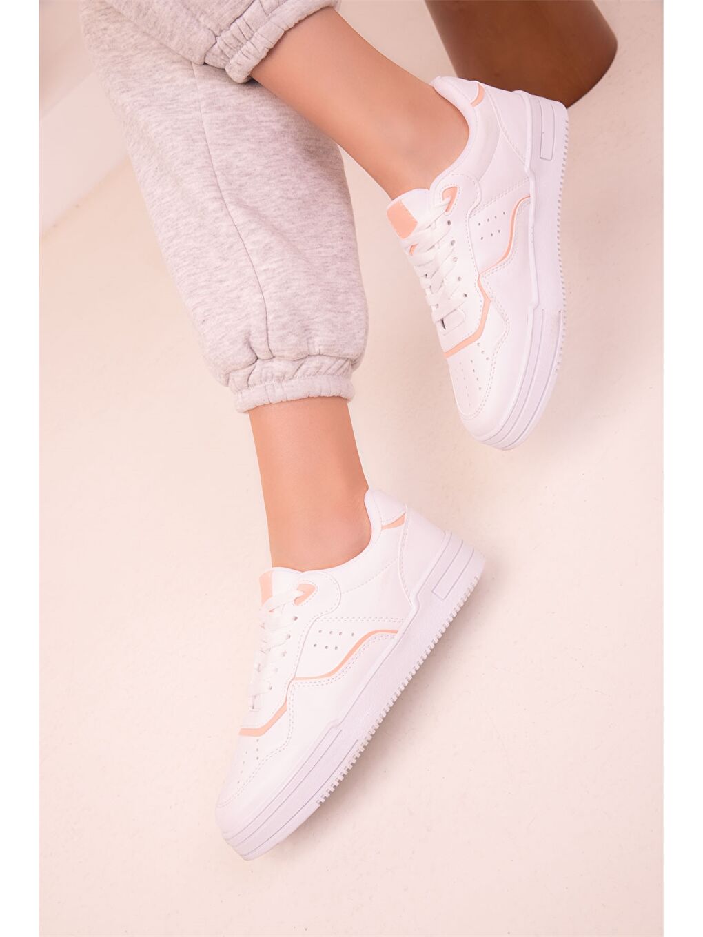 Pembe Bağcıklı Kadın Spor Ayakkabı-1