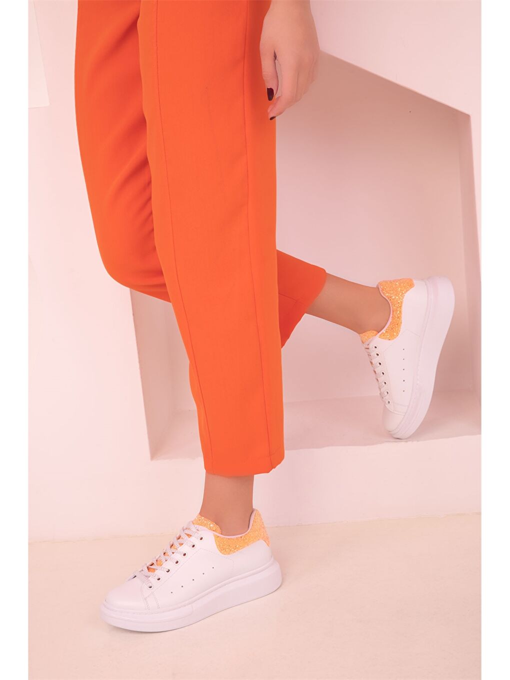 Beyaz Bağcıklı Kadın Spor Ayakkabı