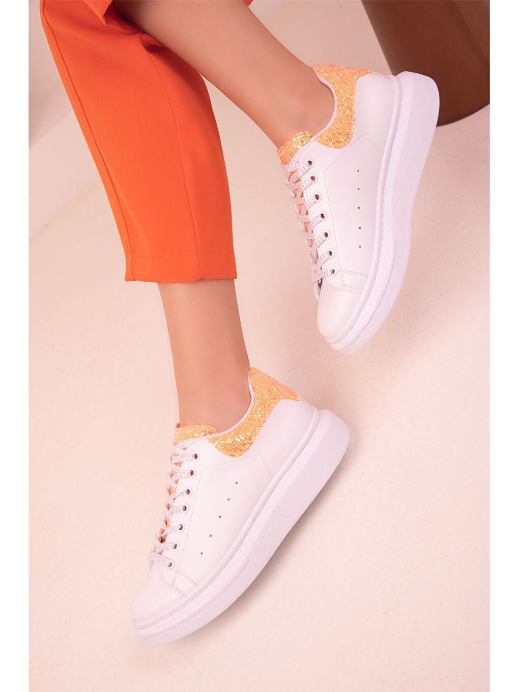 Beyaz Bağcıklı Kadın Spor Ayakkabı-1