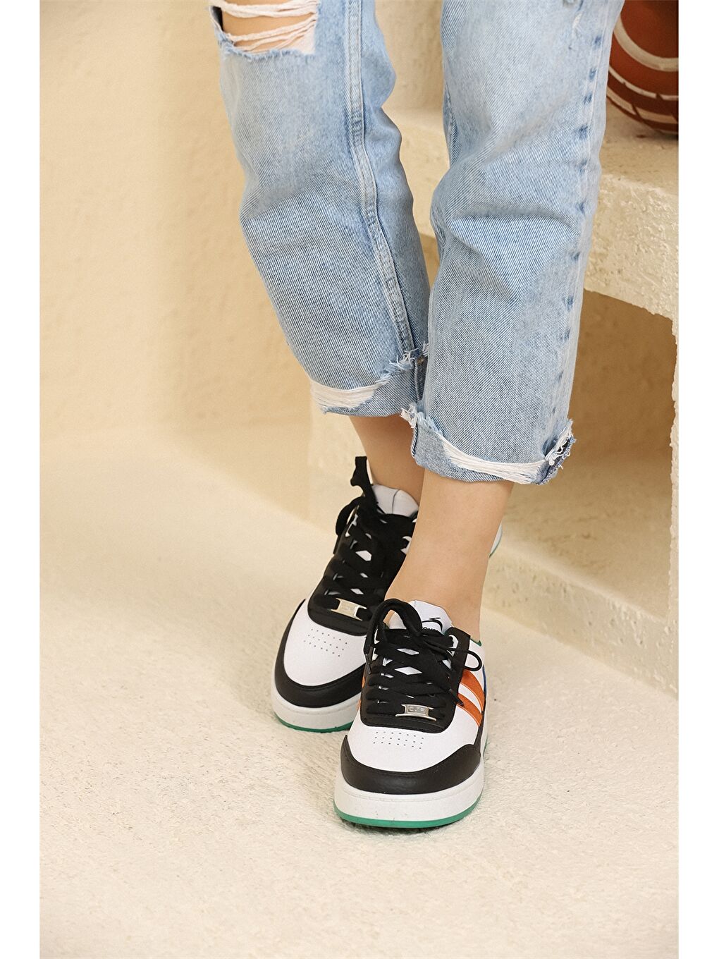 Siyah Deri Görünümlü Bağcıklı Kadın Spor Ayakkabı-1