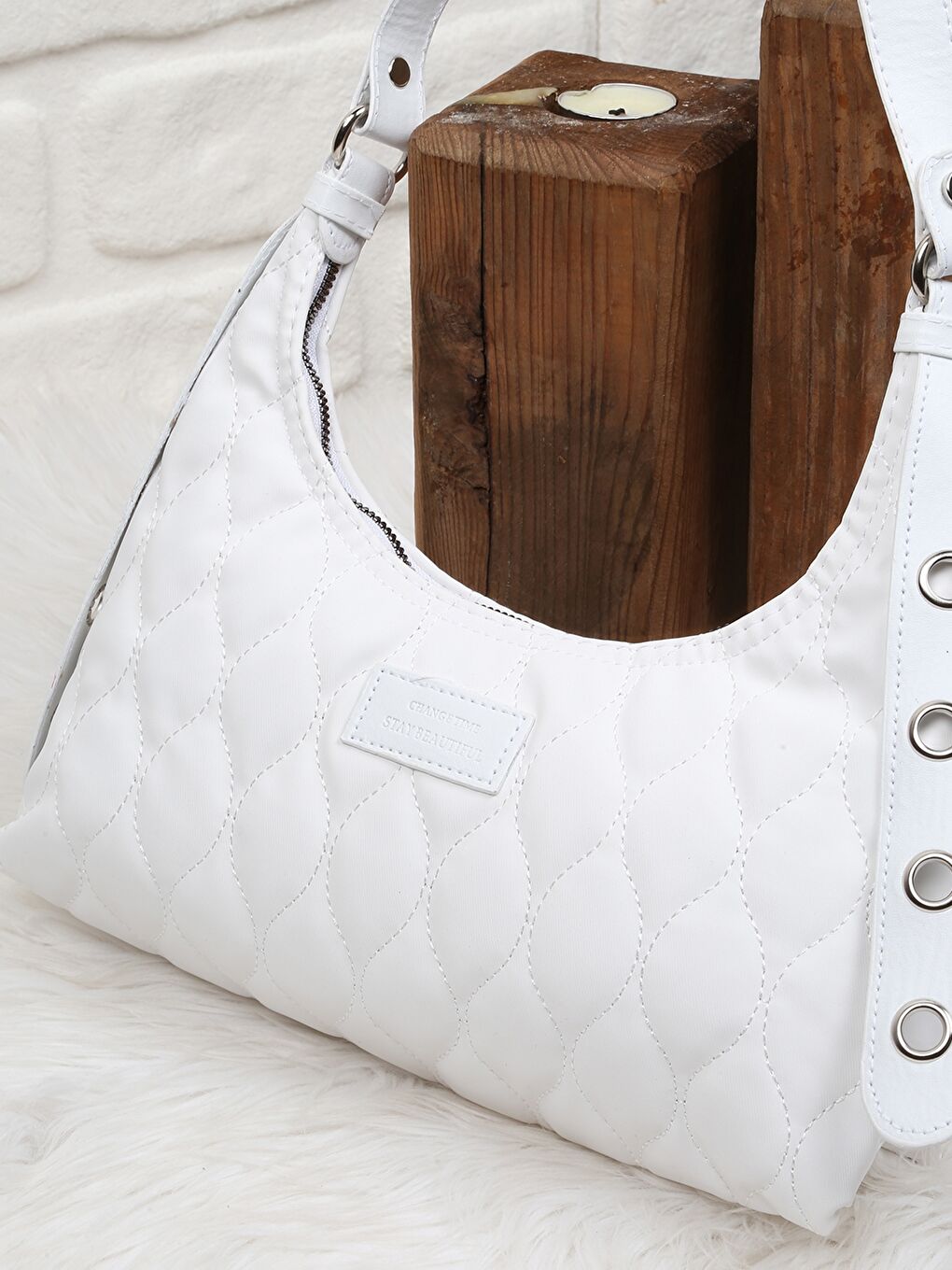 Beyaz Saten Kapitone Desenli Kadın Omuz Çantası