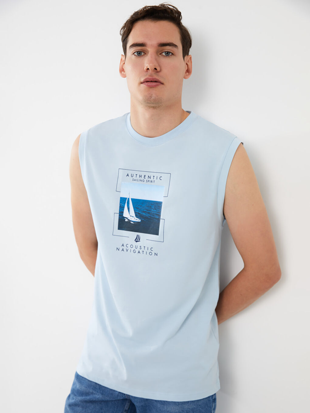 تيشيرت بدون أكمام مطبوع بياقة دائرية جيرسي للرجال-1