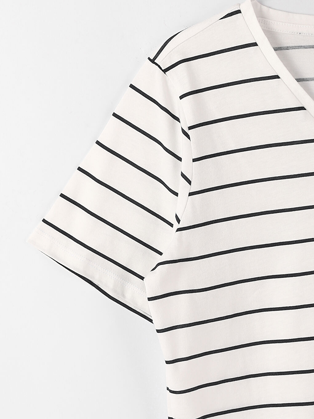 تي شيرت كم قصير مخطط بياقة على شكل حرف V للسيدات-3