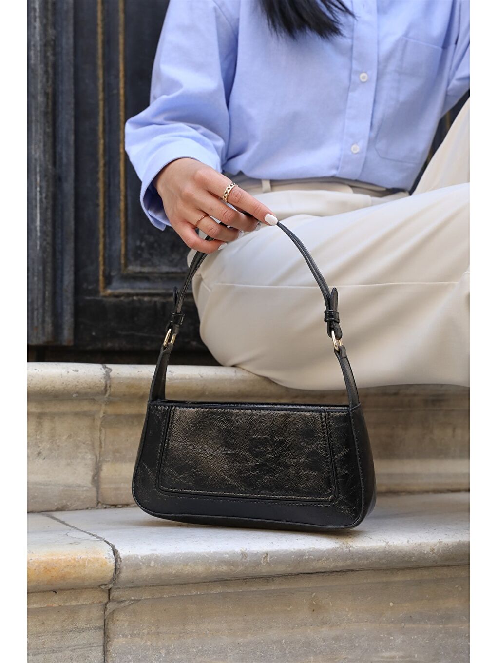 Siyah Deri Görünümlü Kadın Omuz Çantası