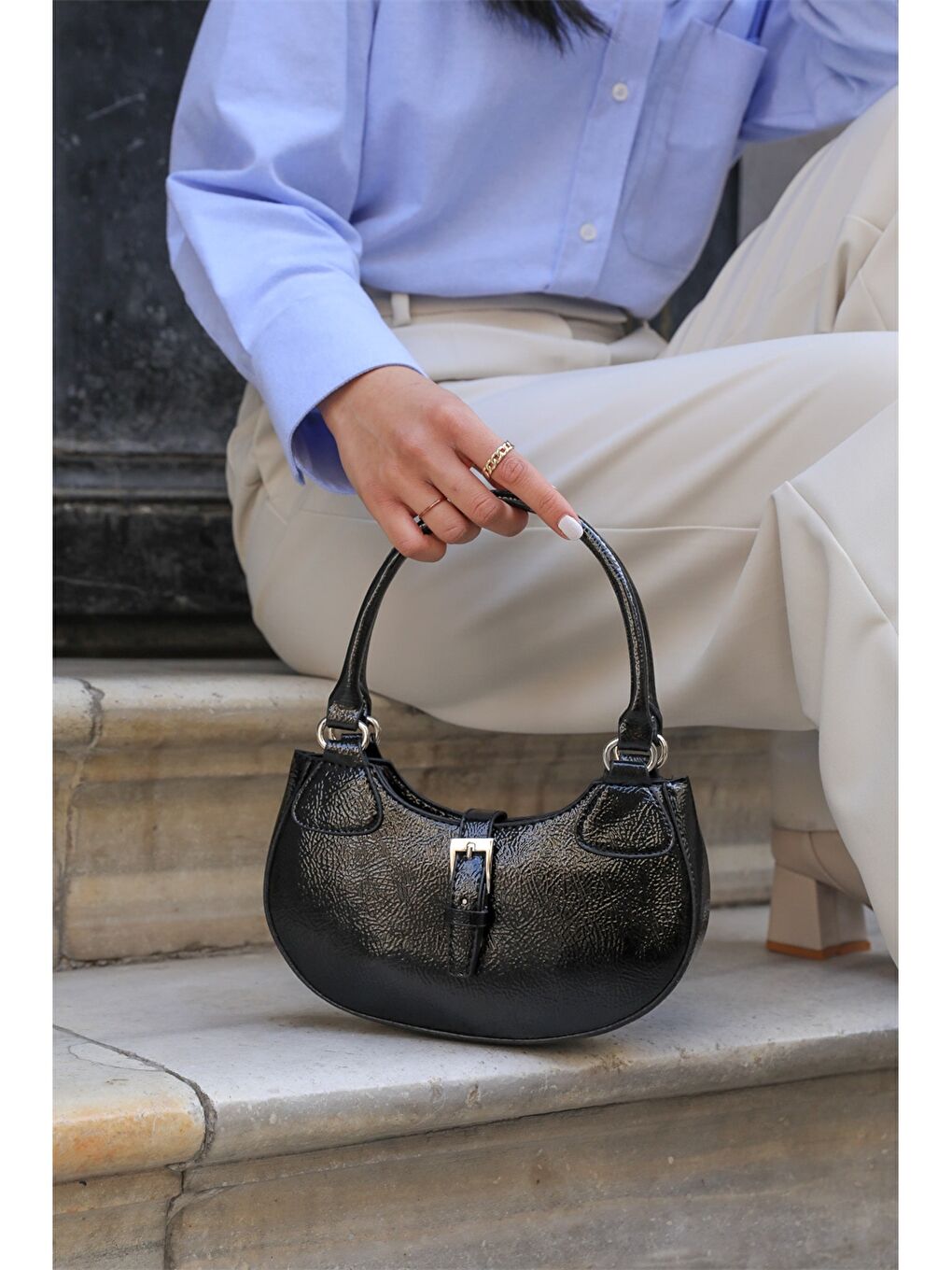 Siyah Deri Görünümlü Toka Detaylı Kadın Kol Çantası