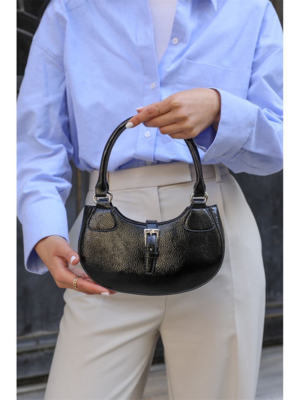 Siyah Deri Görünümlü Toka Detaylı Kadın Kol Çantası-1